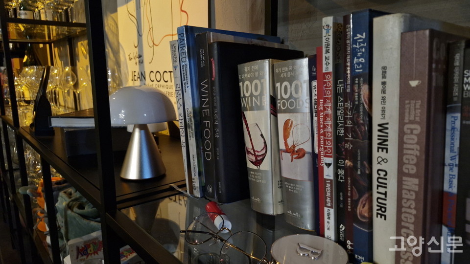 서가에는 와인과 술의 역사를 알려주는 책들이 꽂혀 있다. 