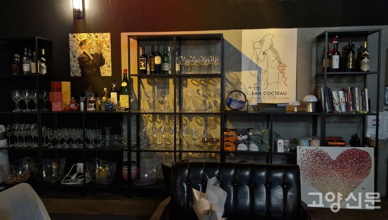 다양한 종류의 주류와 잔들이 진열된 공간.  