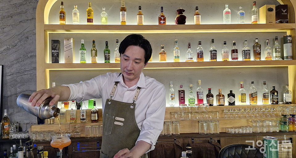 주문 즉시 숙련된 기술로 최상의 맛과 향을 지닌 칵테일을 만들어내는 신성훈 대표. 