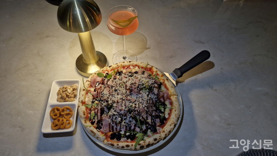 버블린의 인기 메뉴인 루콜라 화덕피자. 싱싱한 루콜라가 가득 올라가 단골손님들 사이에서는 피자 맛집으로 불린다.