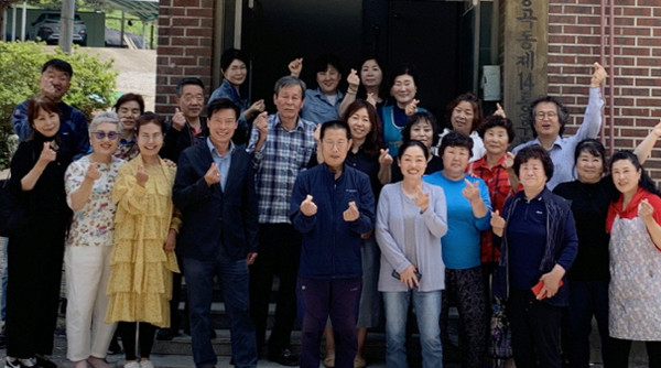 능곡동 주민자치회가 마을 어르신들에게 점심을 대접하며, 옛이야기 등을 나누는 뜻깊은 시간을 가졌다.