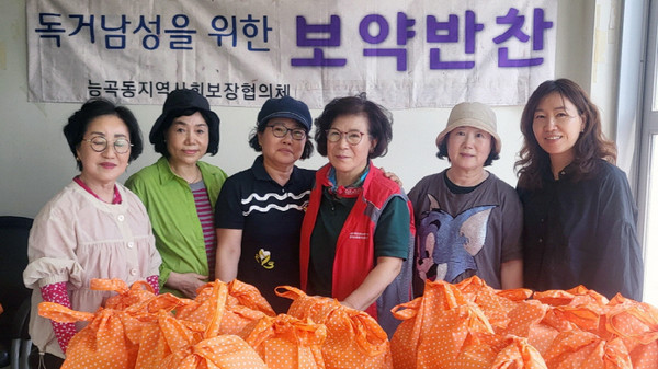 능곡동 지역사회보장협의체도 열무 얼갈이 김치와 고기볶음, 연근조림 등의 밑반찬 나눔 사업을 했다.