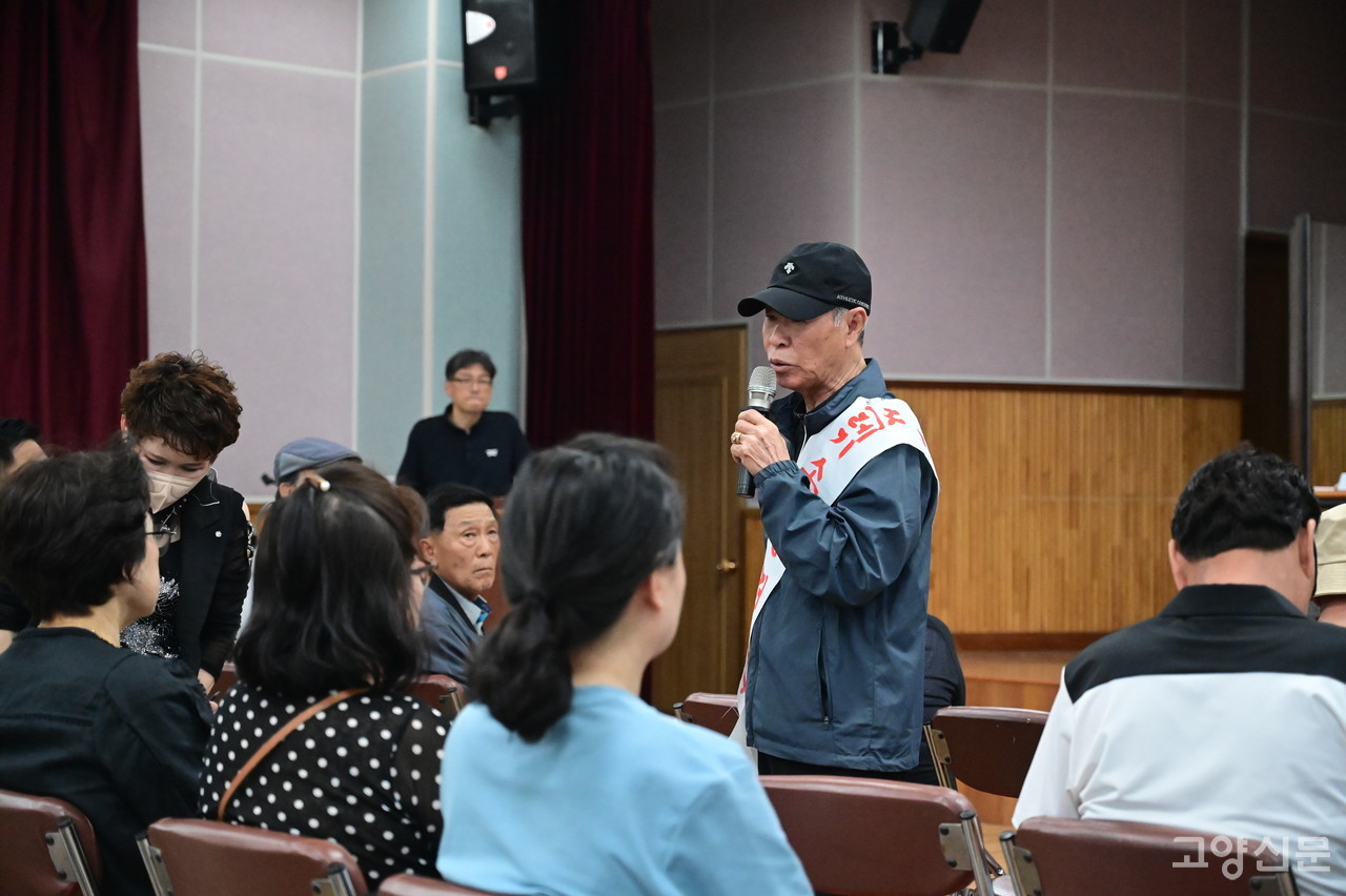25일 고양동 종합복지회관에서 진행된 시도의원 간담회에서 소각장 반대 주민이 발언하는 모습