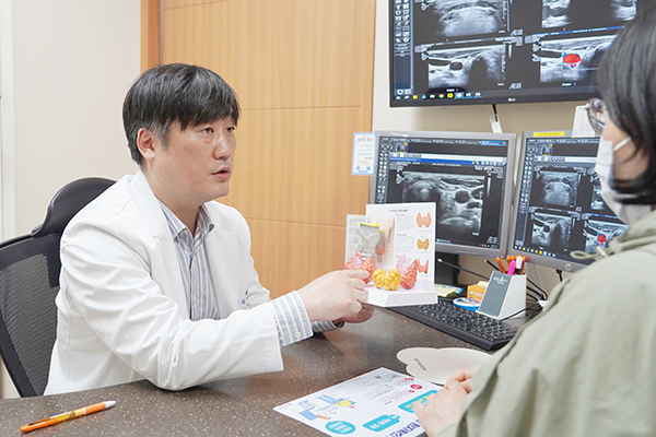 김완성 명지병원 외과 교수는 “경구로봇갑상선수술은 다른 수술에 비해 수술 난도가 높지만, 통증이나 감염, 회복 등 모든 면에서 유리하다”면서 “2cm 이하의 조기 갑상선암, 림프절 전이가 많지 않은 환자일 경우 좋은 효과를 기대할 수 있다”고 말했다. [사진 제공 = 명지병원]