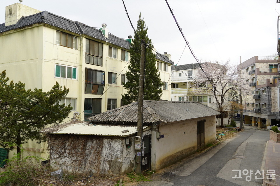 관산동 윗말 유승아파트 앞에 딱 한 채 남아있는 옛집. 