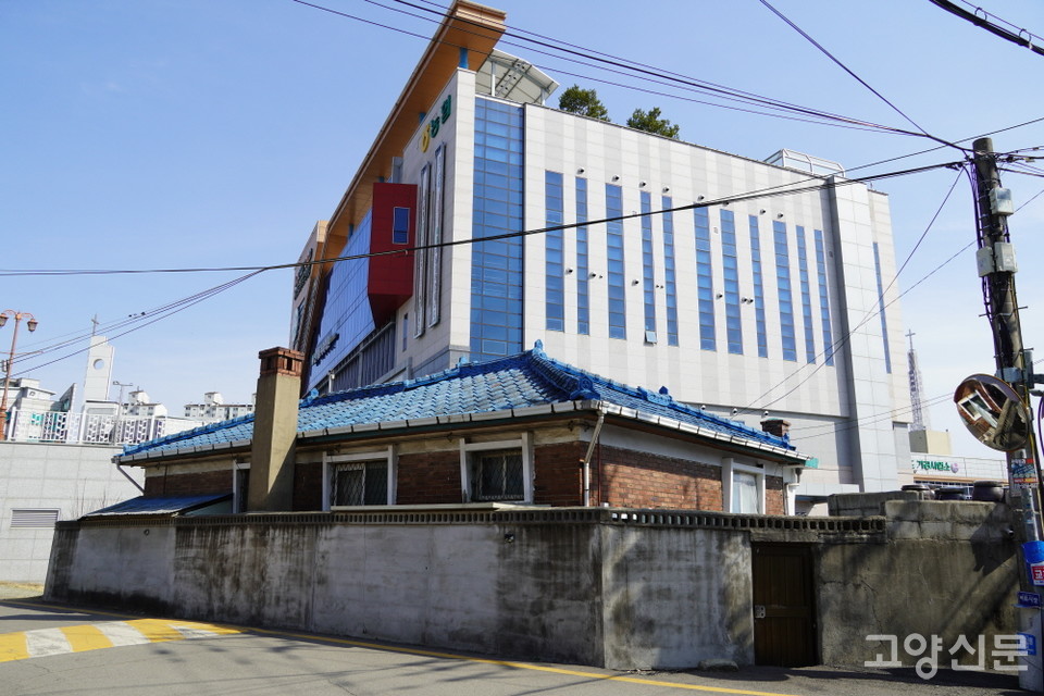 벽제농협본점 옆 복개도로에 접한 주택. 사진에 보이는 문이 뒷문인데, 아래쪽이 아스팔트길에 묻혔다. 