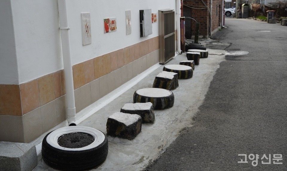 멋진 미적 감각을 뽐내는 주차금지석.  