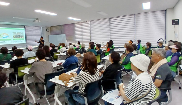 원신동 이웃더하기 안심돌봄마을 만들기 추진단이 사업에 대해 설명을 듣고 있다.