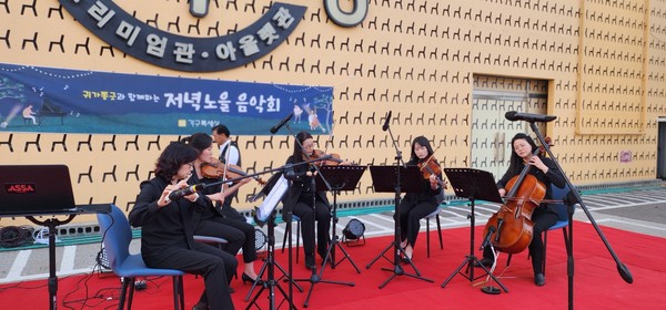 경기에듀오케스트라의 디베르티멘토 외 4곡으로 제 2회 저녁노을음악회가 시작됐다.