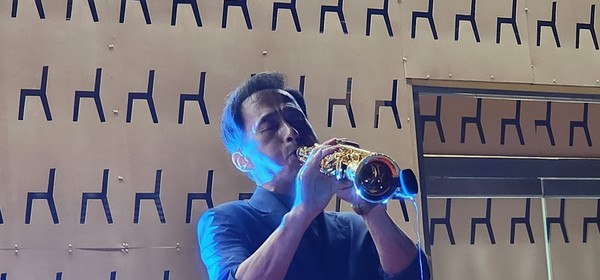 이형근씨의 감동적인 색소폰 연주 '걱정말아요 그대'. [사진제공= 송도현 대표]