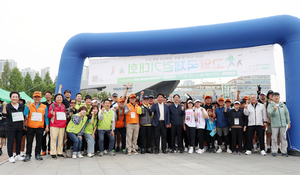 고양국제걷기대회 참가자들이 호수공원 노래하는 분수대에서 줄발을 하고 있다.