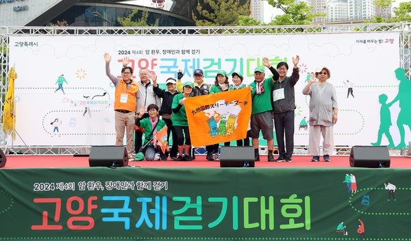 일본 구마코토현 걷기연맹회원들(녹색 모자)이 단체 사진을 촬영하고 있다.