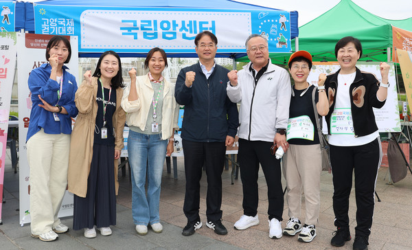 이동환 시장과 국립암센터 직원들이 함께 자리했다.
