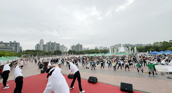걷기에 앞서 준비 운동을 하는 참가자들.