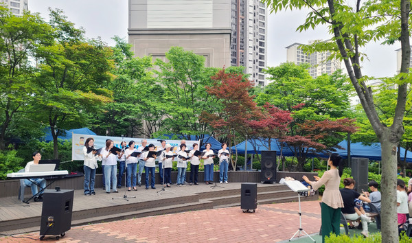 예술문화 재능기부자들이 공연을 펼치고 있다.