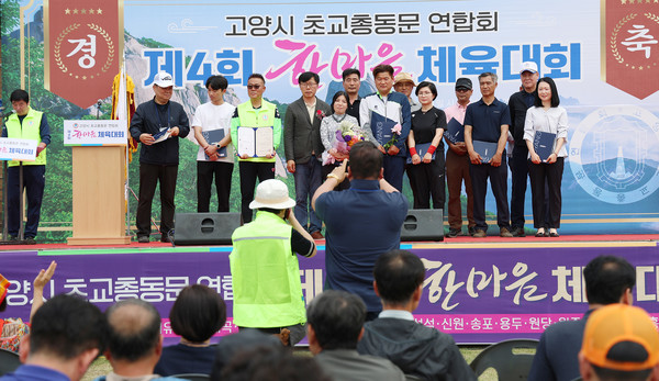 표창장을 받은 각 학교동문회 수상자들.