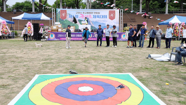 참가자들이 신발던지기 게임을 하며 체육대회를 즐기고 있다.