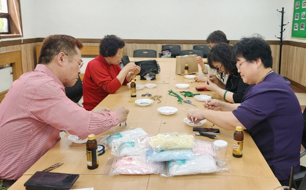 대덕동 지역사회보장협의체가 저소득층 어르신에게 실종 예방 팔찌를 만들어 전달했다.