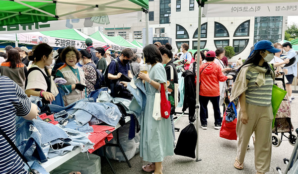 일산종합사회복지관 나눔바자회에 믾은 주민들이 함께 했다.