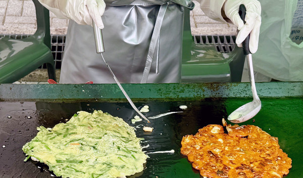 부침개를 부치는 바자회 참여자.