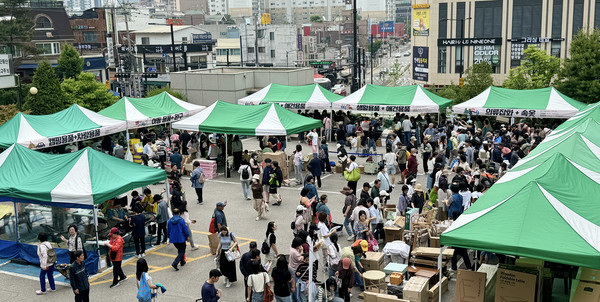 많은 주민들이 바자회 내내 찾아와 먹을거리도 구매하고 구경하기도 했다.
