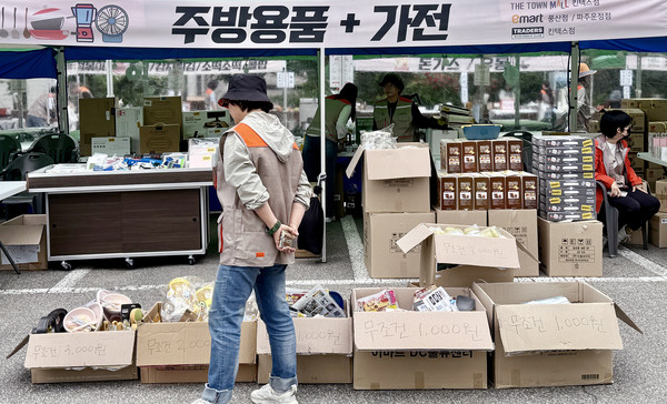 가전제품과 주방용품을 둘러보는 주민.