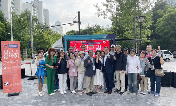 모두가 행복한 노루목마을 퇴근길 음악회에 함께한 참여자와 주민자치위원들.