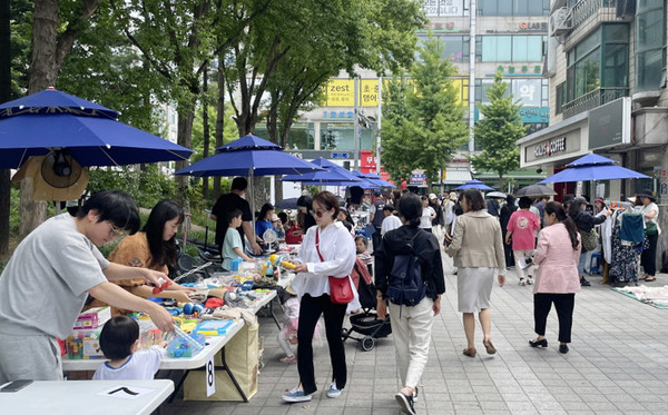 주민들은 플리마켓에 나온 다양한 물품을 보며 환경캠페인에도 참여했다. [사진제공=행신2동]