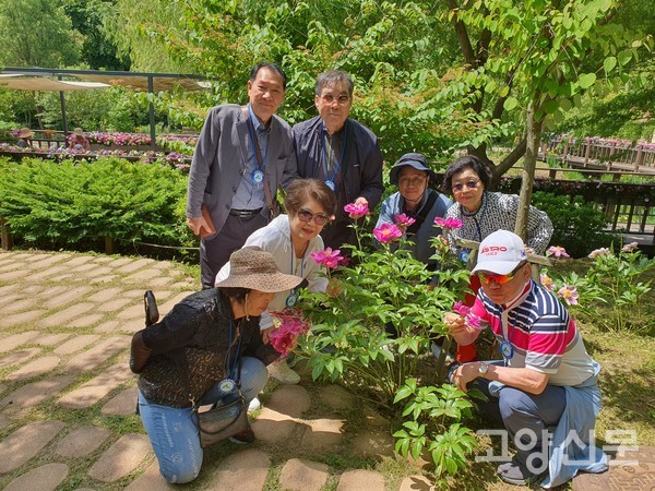 참가자들이 '작약꽃' 향기를 맡아보고 있다.