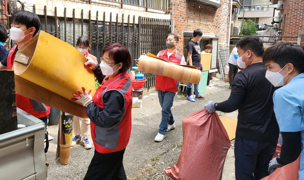 어르신의 안전하고 깨끗한 환경을 위해 도배, 장판교체 등을 하는 참여자들.