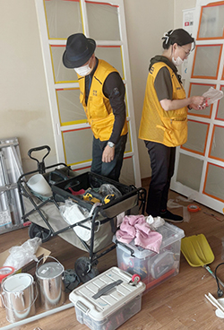  주엽동 성당 봉사모임인 ‘라파엘 천사단’이 주거환경 개선사업을 하고 있다.