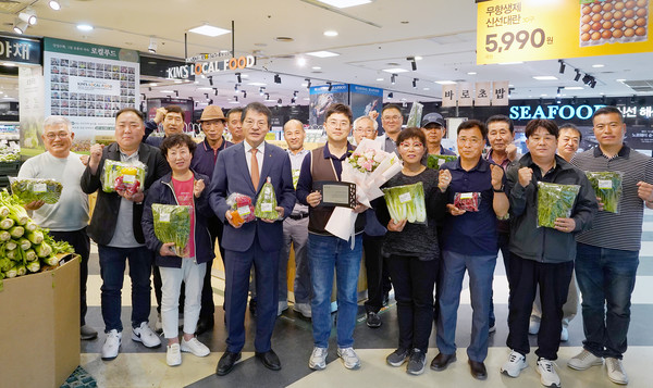  일산농협이 이랜드킴스클럽 분당점 로컬푸드직매장을 열었다.