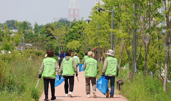 마을의 이곳 저곳을 다니며 활동을 하는 지도농협 고향주부모임.