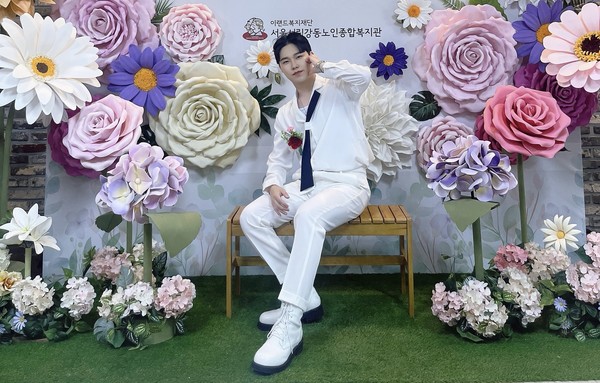 ​서울시립강동노인종합복지관에서 어버이날 행사 후 기념촬영을 한 조우현.