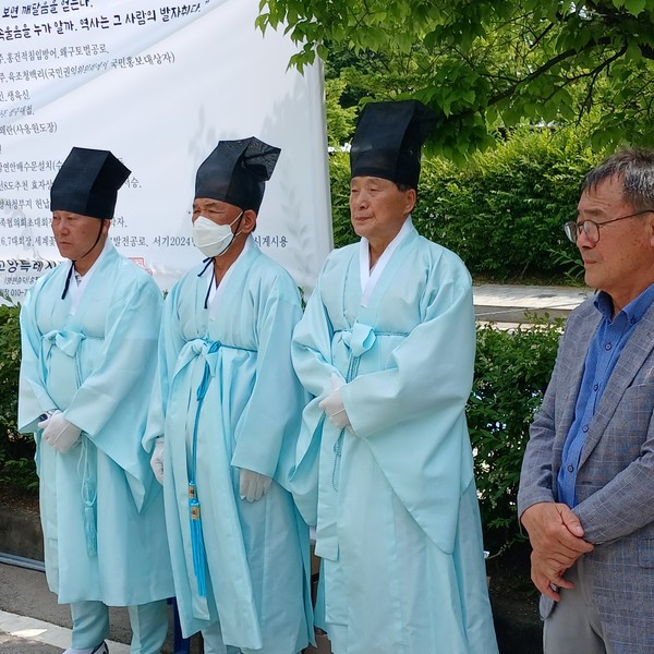    (오른쪽부터) 이헌규 고양시유도회장, 이충구 전 충장사제전위원장, 이훈상 이영찬 전교 장남, 이휴상 종친회장.