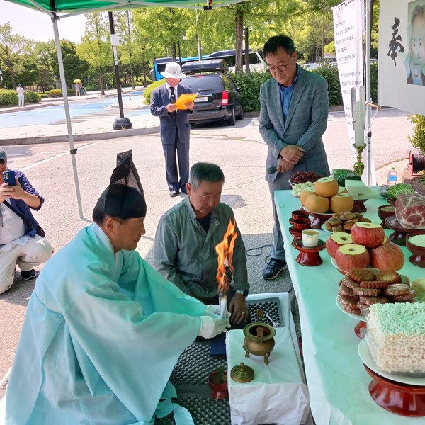   초헌관의 망료위로 추모제가 마무리됐다.
