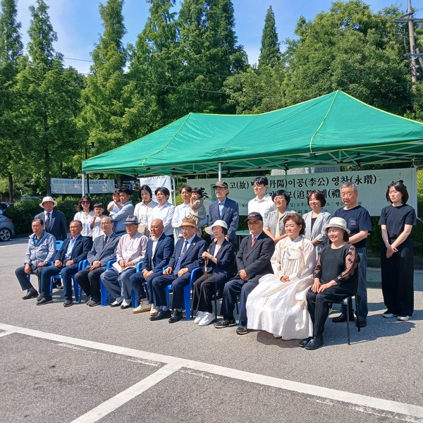  이영찬 선생 추모제 참가자들이 한자리에 모여 기념촬영을 했다.