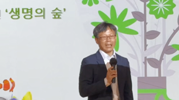 미래교육아카데미연구소 곽무선 소장이 개회사를 하고 있다.