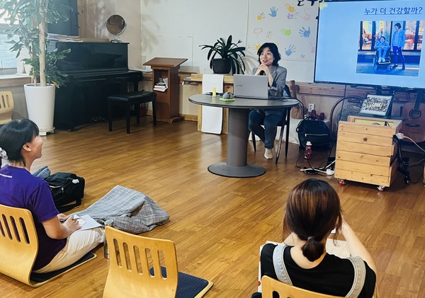 조한진희 ‘다른몸들’ 대표가 서로돌봄 특강을 하고 있다.