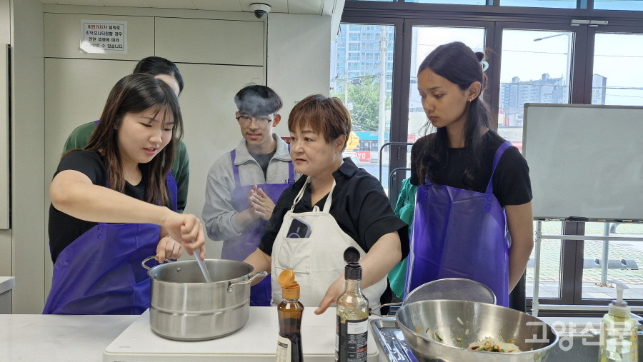 고양시지속가능발전협의회가 마련한 '소셜다이닝' 행사. 중부대 국제교류원 유학생들과 한국 학생들이 어우러져 맛잇는 음식을 함께 만들었다. 