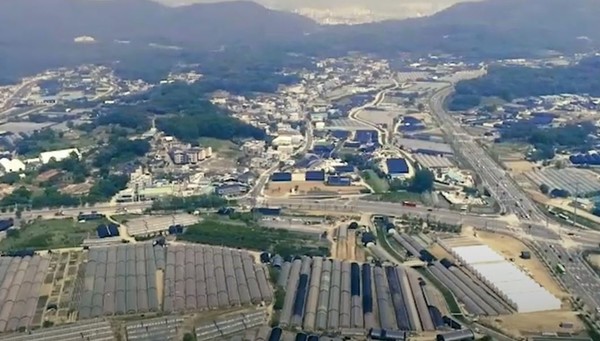 국토부는 창릉 공공주택지구의 공원·녹지와 자족용지 비율을 조정해 추가적으로 주택을 지으려는 동향을 내비치고 있다. 2019년 5월, 3기 신도시 택지지구 발표 당시 창릉신도시를 기업시설이 풍부한, 경기 서북부 일자리 거점도시로 조성한다는 당초 계획과는 다른 방향으로 창릉신도시 조성사업이 추진되고 있다.