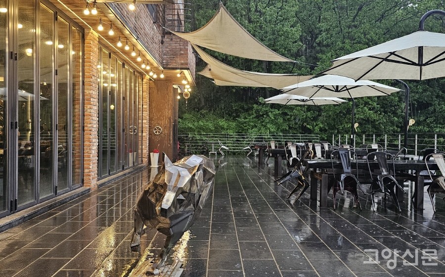 비 오는 날 더 운치가 있는 번트엄버. 코너를 달리고 있는 늑대 조형물도 보인다.  