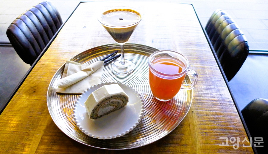 직접 달여만든 수제 모과생강차와 아인슈페너 블랙세사미 케이크.