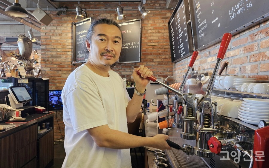 커피를 내리고 있는 양현승 대표. 