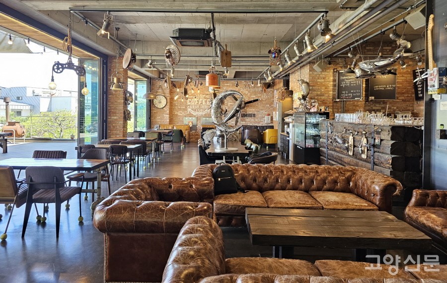 시원하게 열어놓은 통창 너머로 탁 트인 풍경이 펼쳐진 로스터리카페 '번트엄버'.