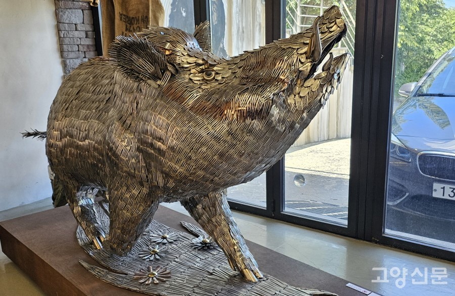 대한민국미술대전 수상 작품 '탐욕'. 포크로 멧돼지를 만들었다. 