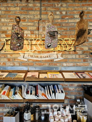 재활용 주방도구로 만든 새들이 도마 위에 앉아있다. 