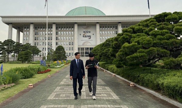 22대 국회 개원 첫날인 30일, 김영환 국회의원(왼쪽)이 정민구 비서관(9급)과 이야기를 나누고 있다.