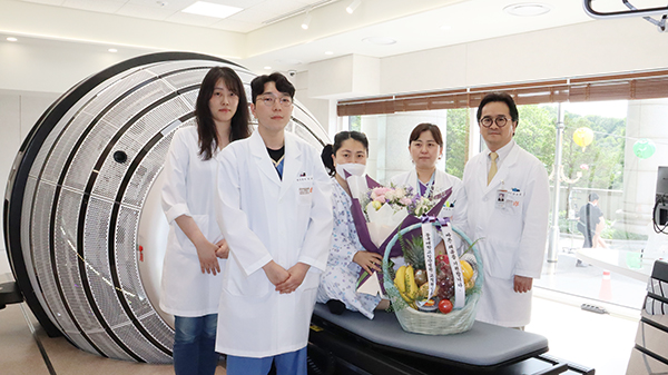 ZAP-X 첫 수술 후 기념촬영을 한 환자와 의료진 [사진 제공 = 동국대학교일산병원]