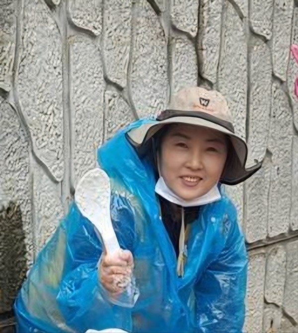 비옷을 입고 봉사활동을 하고 있는 지숙 총무. [사진제공=정기만]